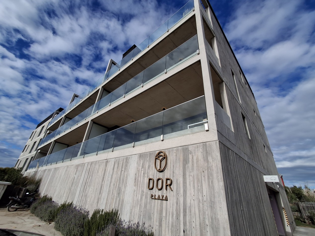 Departamento en venta 3 ambientes de categoria frente al mar en complejo Dor playa