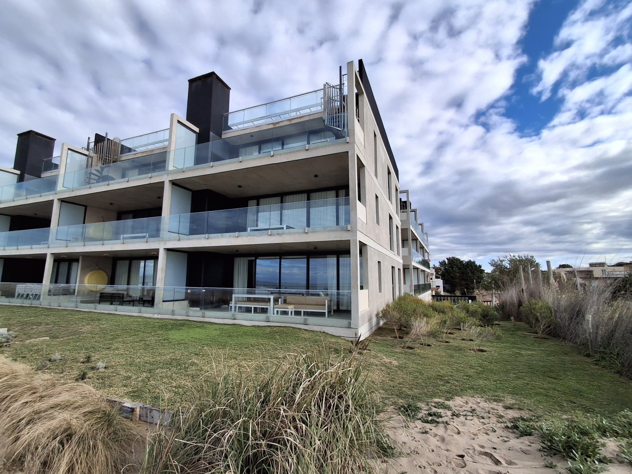Departamento en venta 3 ambientes de categoria frente al mar en complejo Dor playa