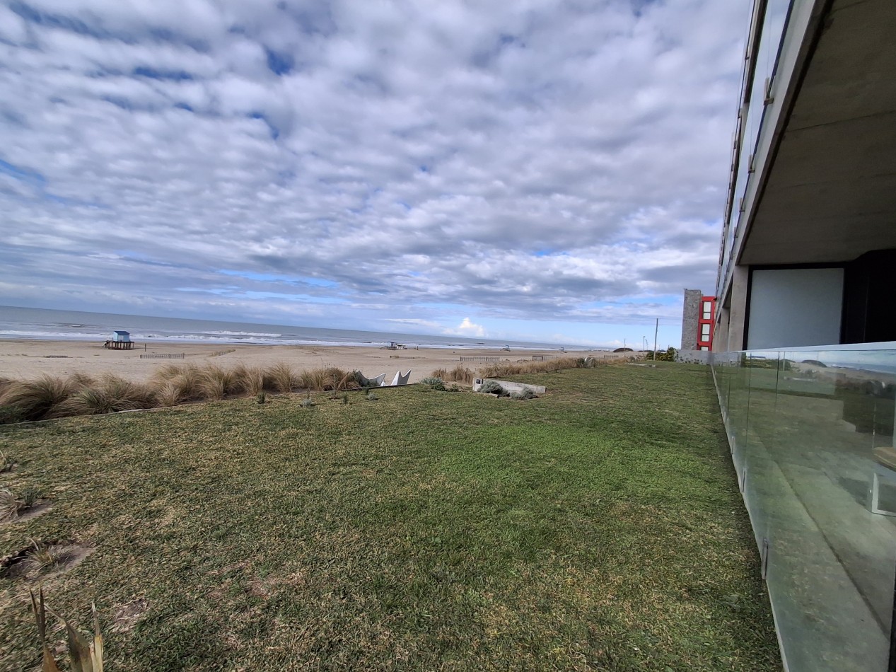 Departamento en venta 3 ambientes de categoria frente al mar en complejo Dor playa