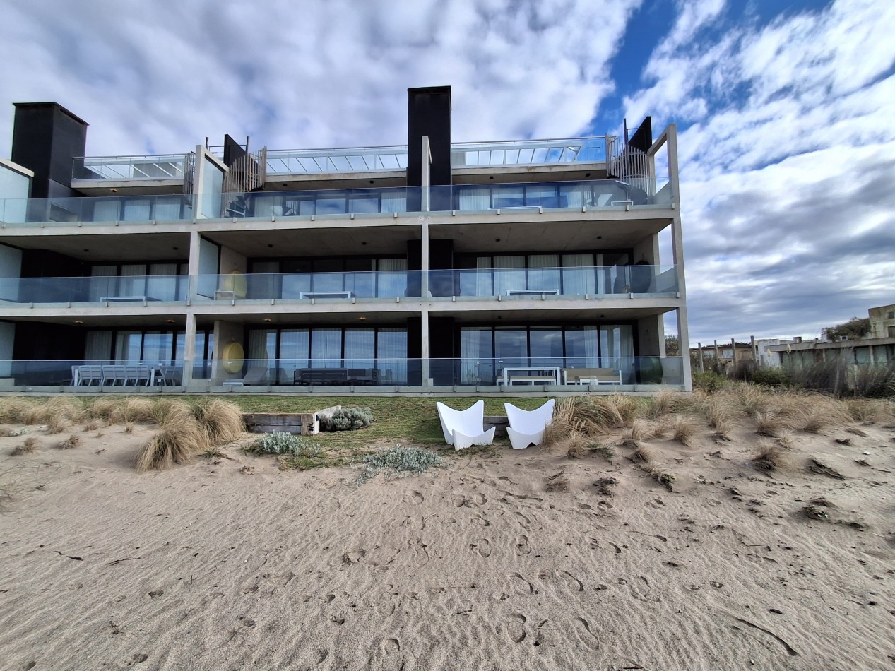 Departamento en venta 3 ambientes de categoria frente al mar en complejo Dor playa