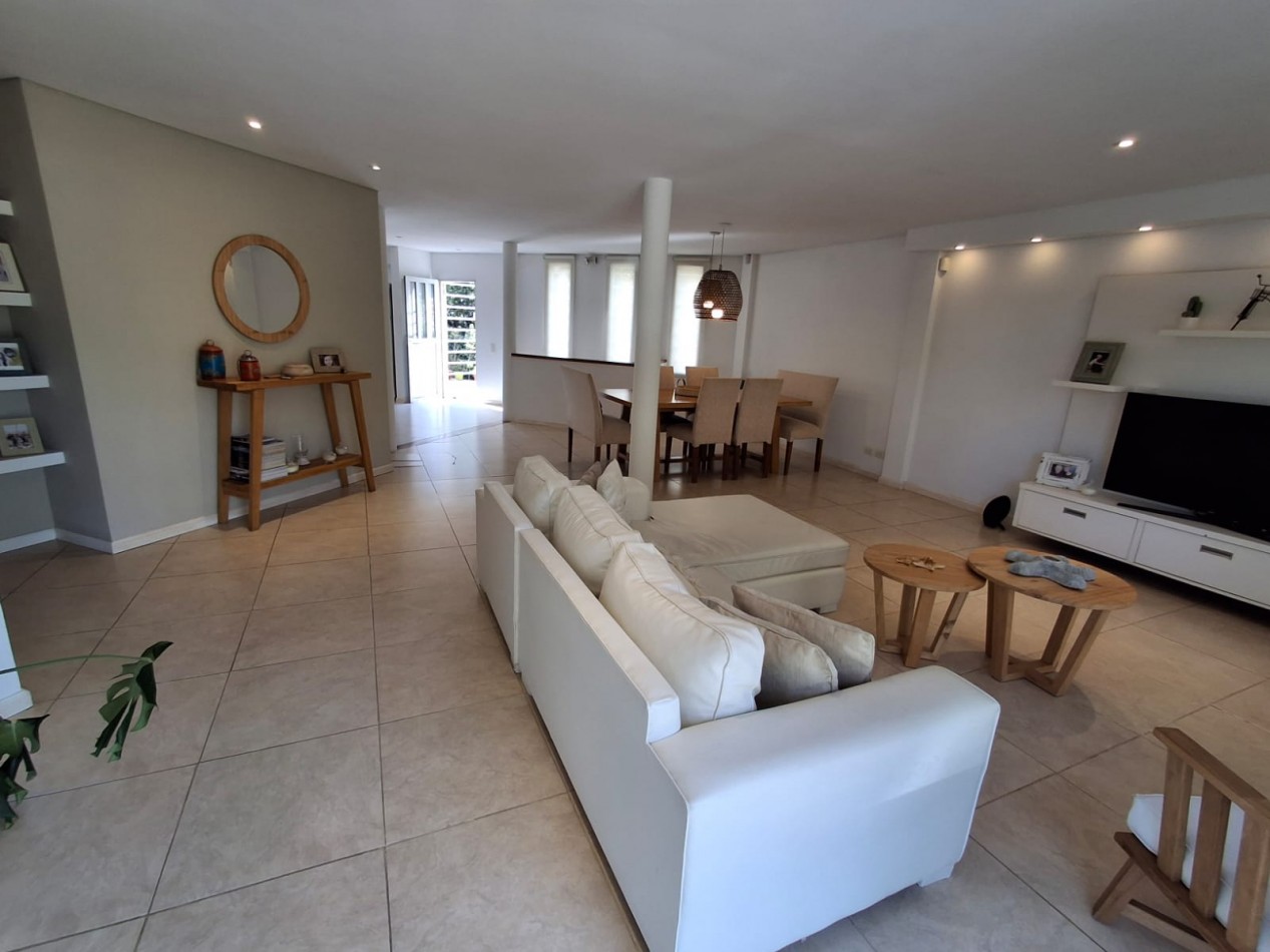Casa en venta de Categoria 4 ambientes en Vila Gesell