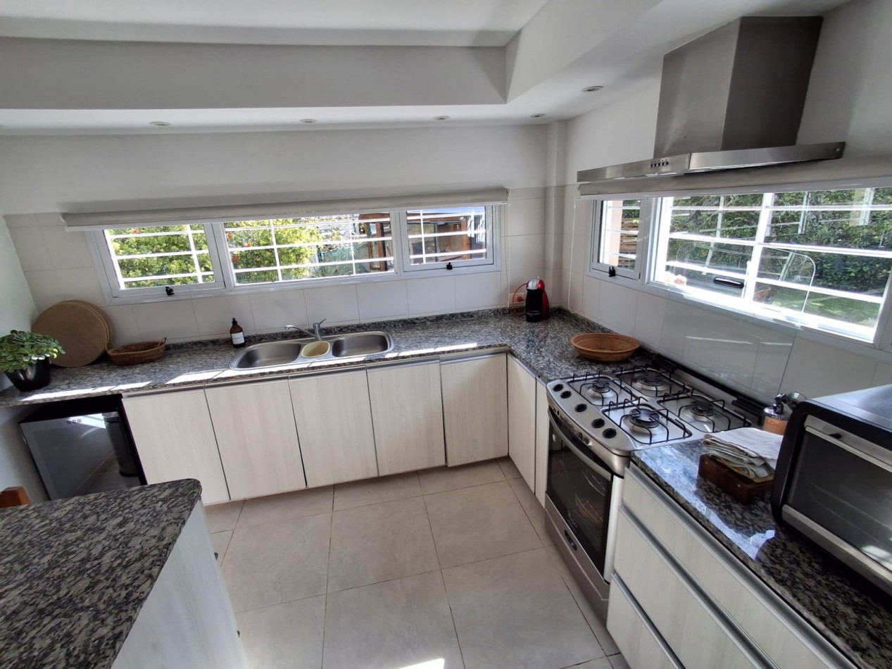 Casa en venta de Categoria 4 ambientes en Vila Gesell