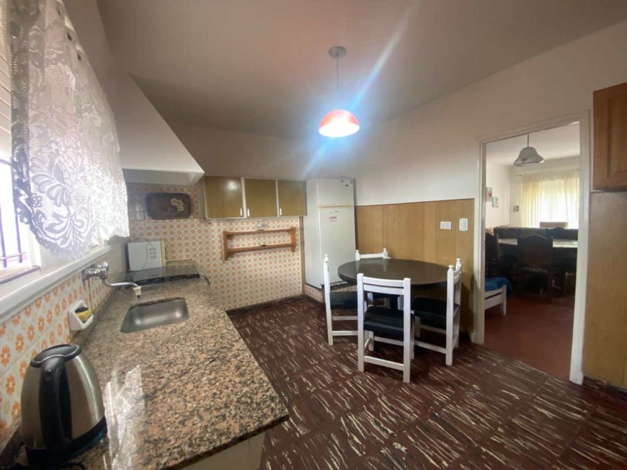 Casa en venta 4 ambientes con cochera y gas natural en Villa Gesell zona centro