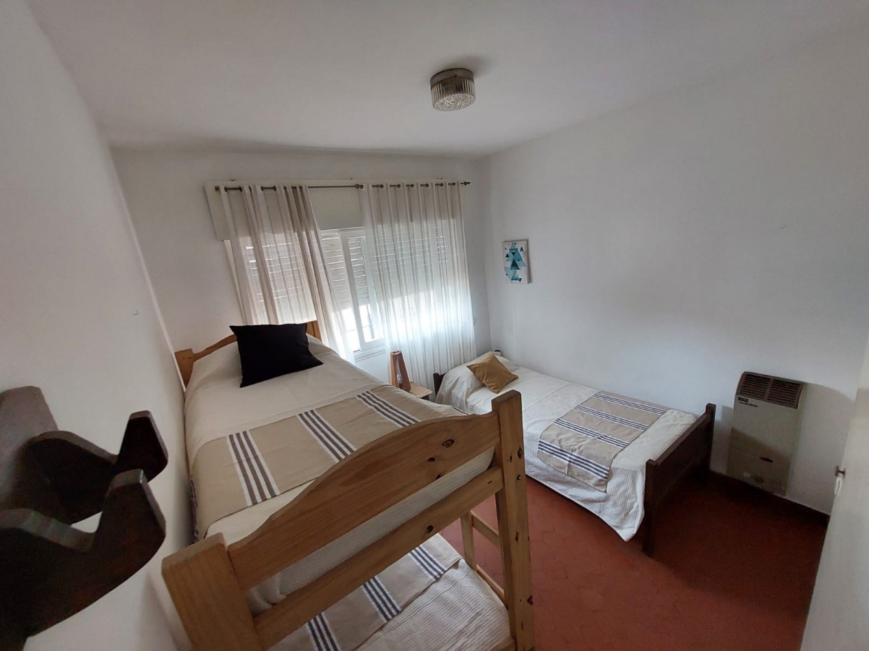 Casa en venta 4 ambientes con cochera y gas natural en Villa Gesell zona centro