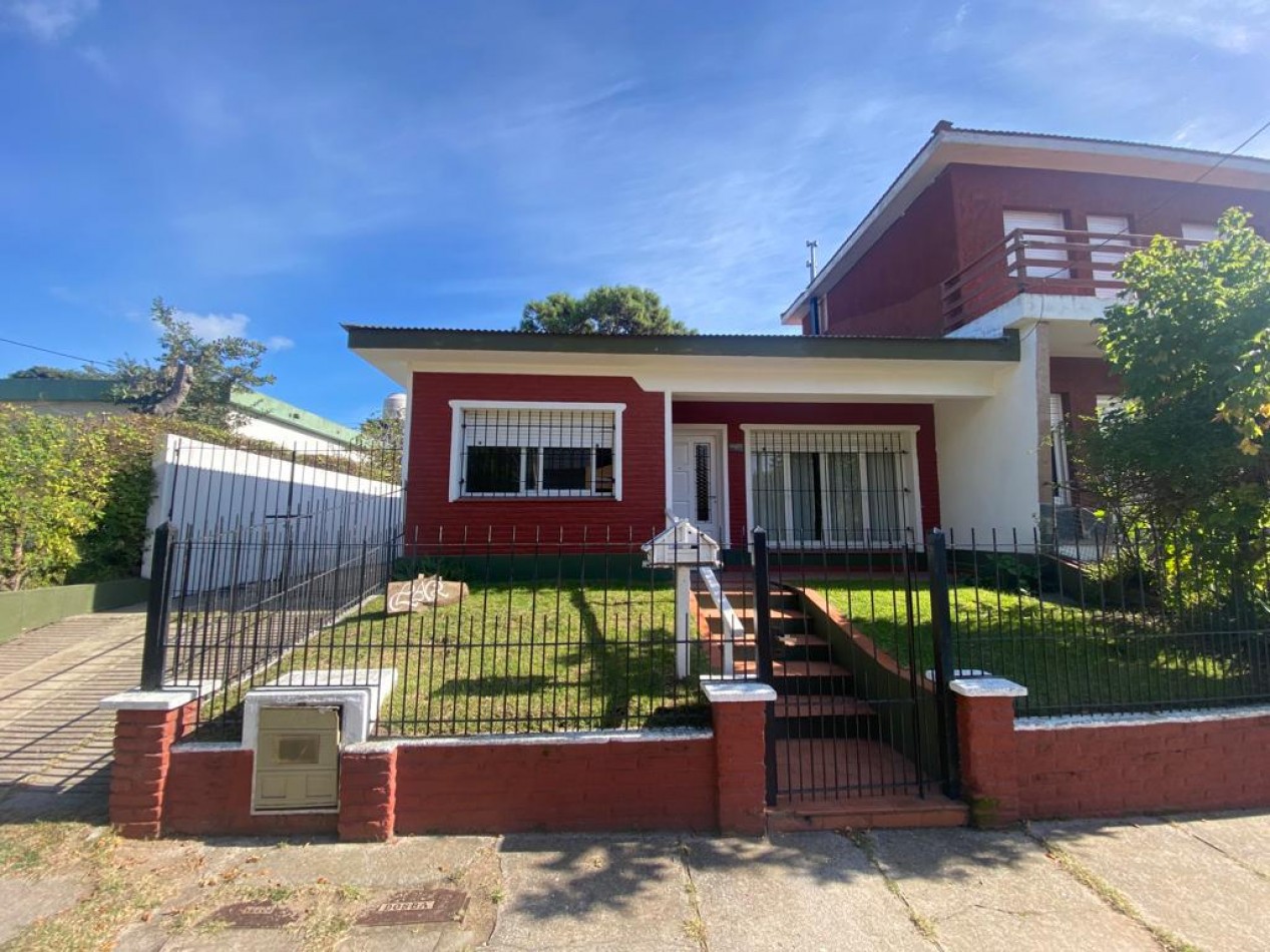 Casa en venta 4 ambientes con cochera y gas natural en Villa Gesell zona centro