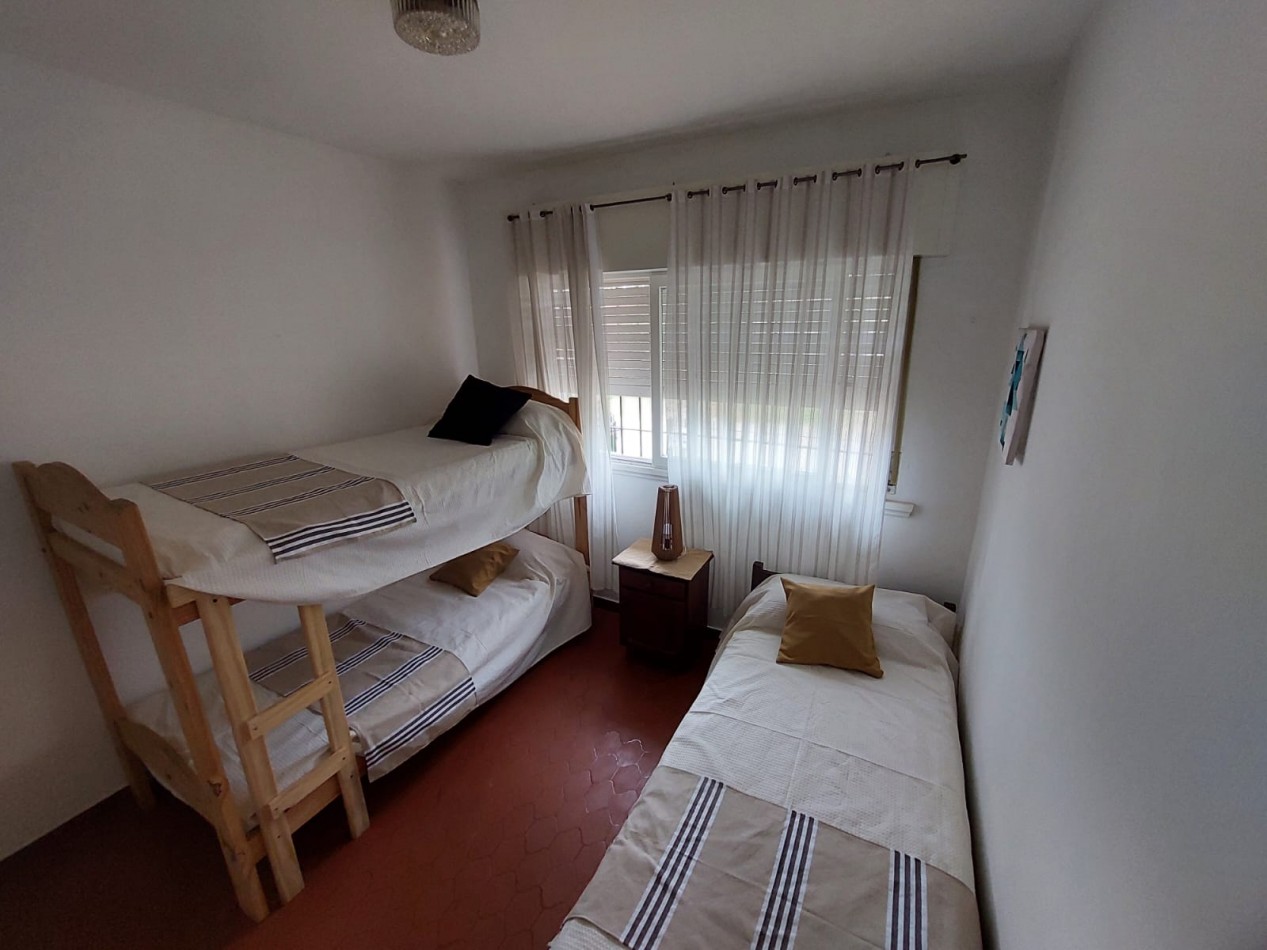 Casa en venta 4 ambientes con cochera y gas natural en Villa Gesell zona centro