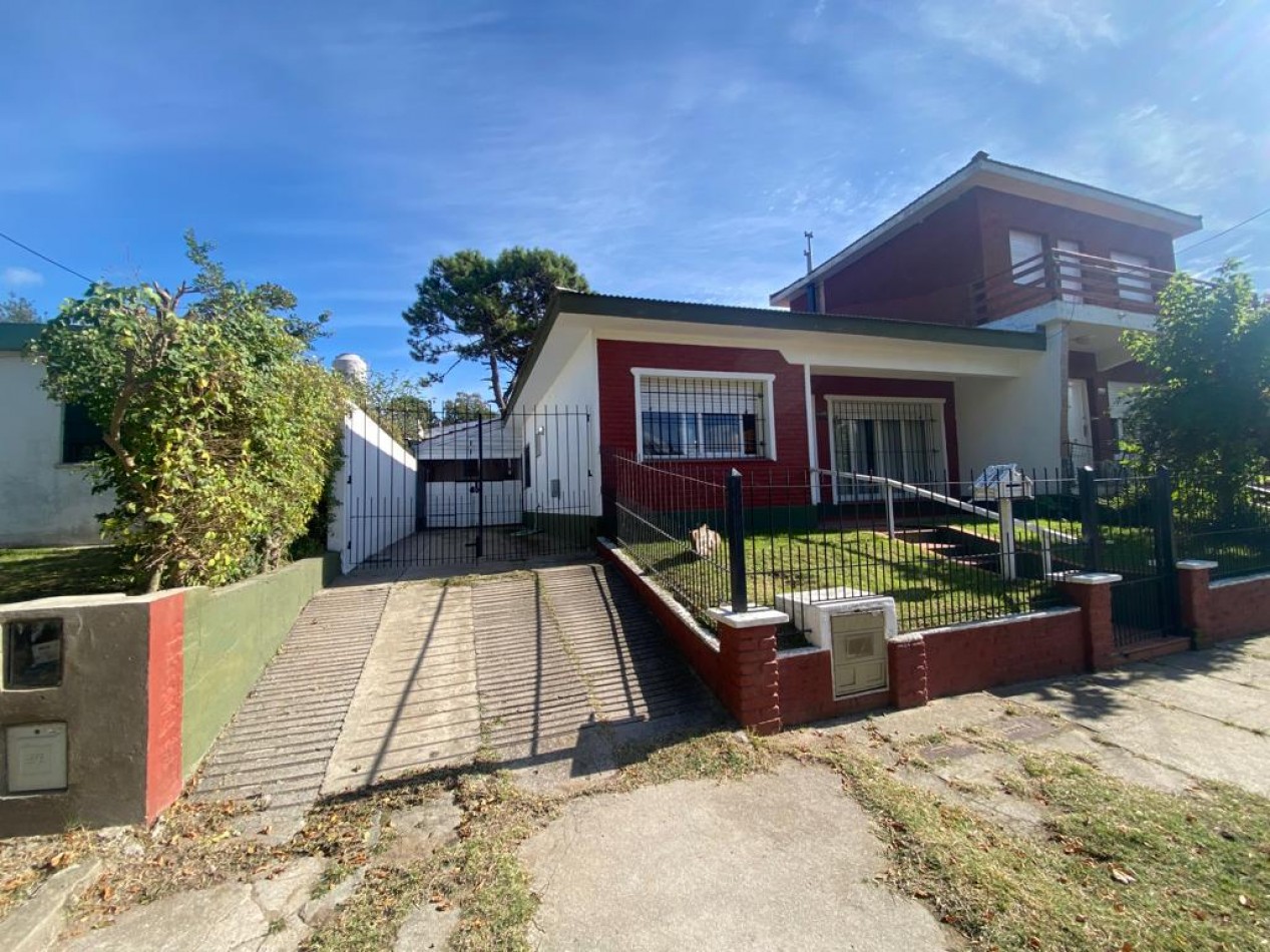 Casa en venta 4 ambientes con cochera y gas natural en Villa Gesell zona centro