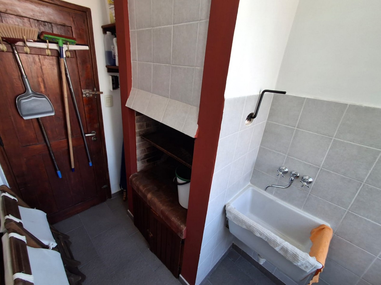 Excepcional departamento 3 ambientes con cochera en Villa Gesell barrio norte a metros del mar.