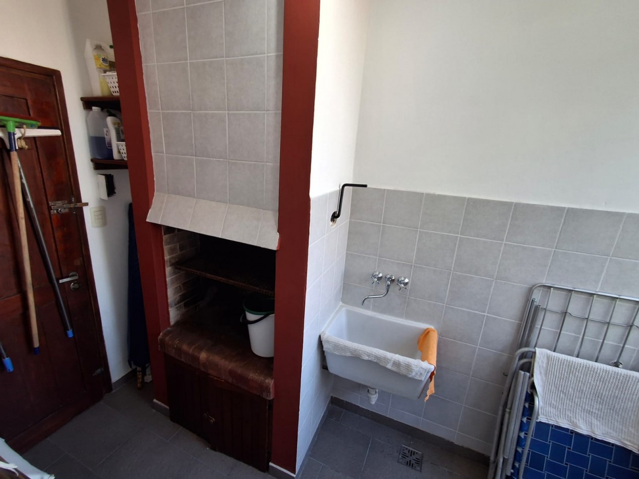 Excepcional departamento 3 ambientes con cochera en Villa Gesell barrio norte a metros del mar.