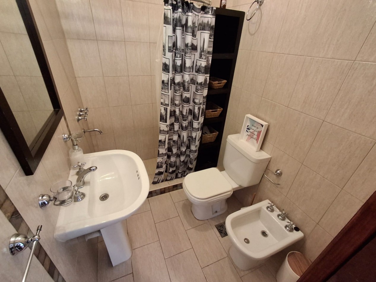Excepcional departamento 3 ambientes con cochera en Villa Gesell barrio norte a metros del mar.