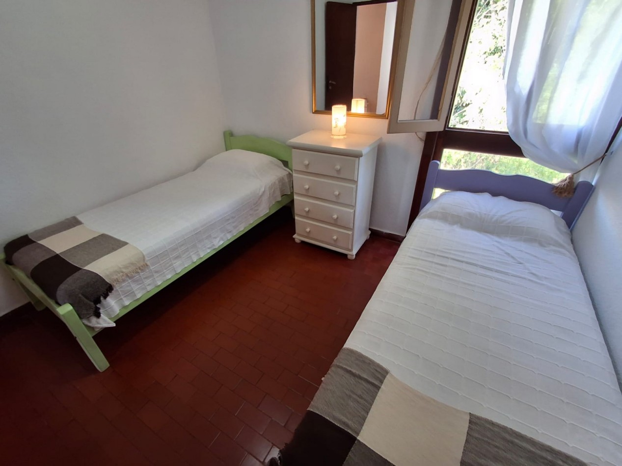 Excepcional departamento 3 ambientes con cochera en Villa Gesell barrio norte a metros del mar.