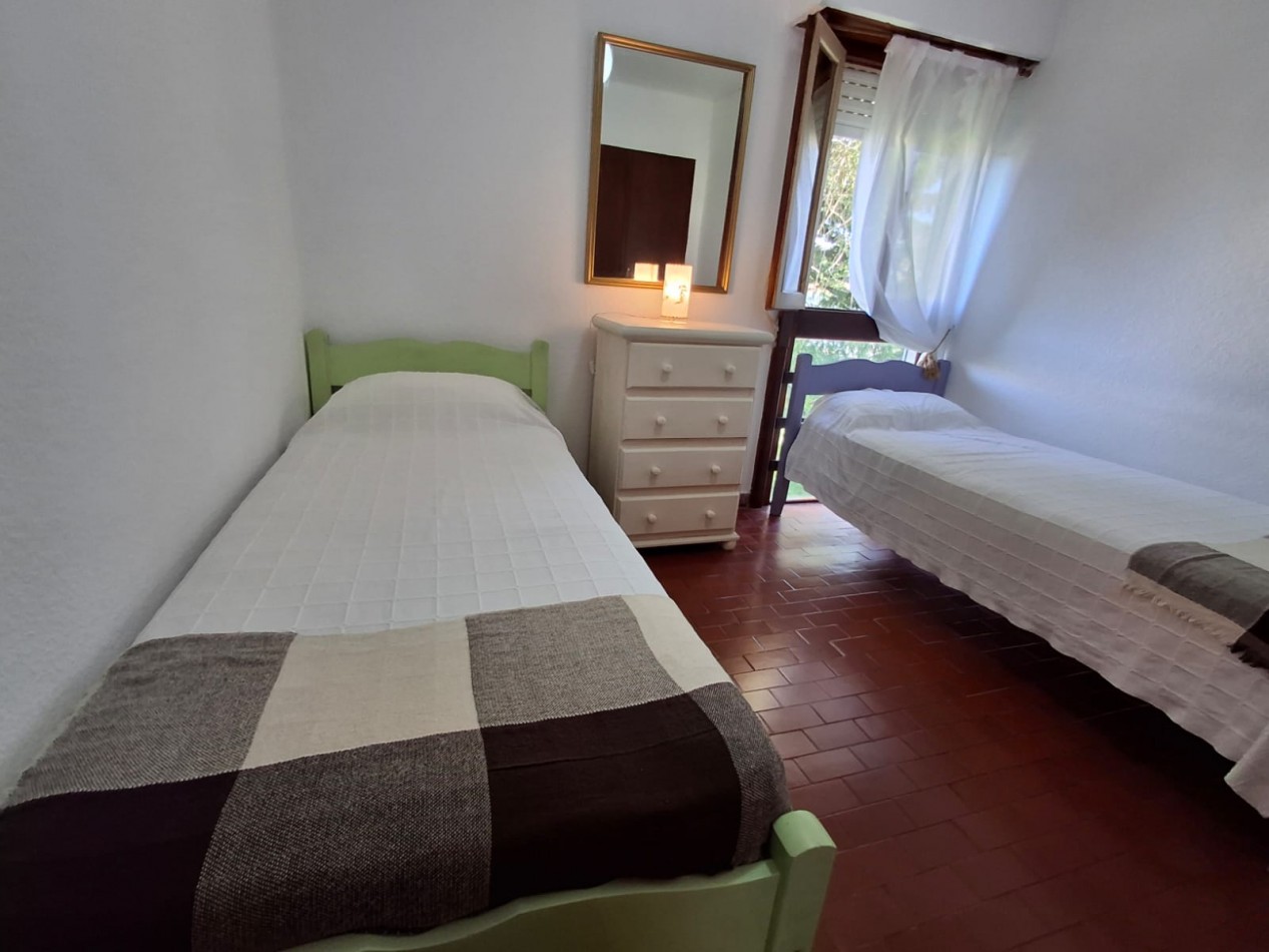 Excepcional departamento 3 ambientes con cochera en Villa Gesell barrio norte a metros del mar.