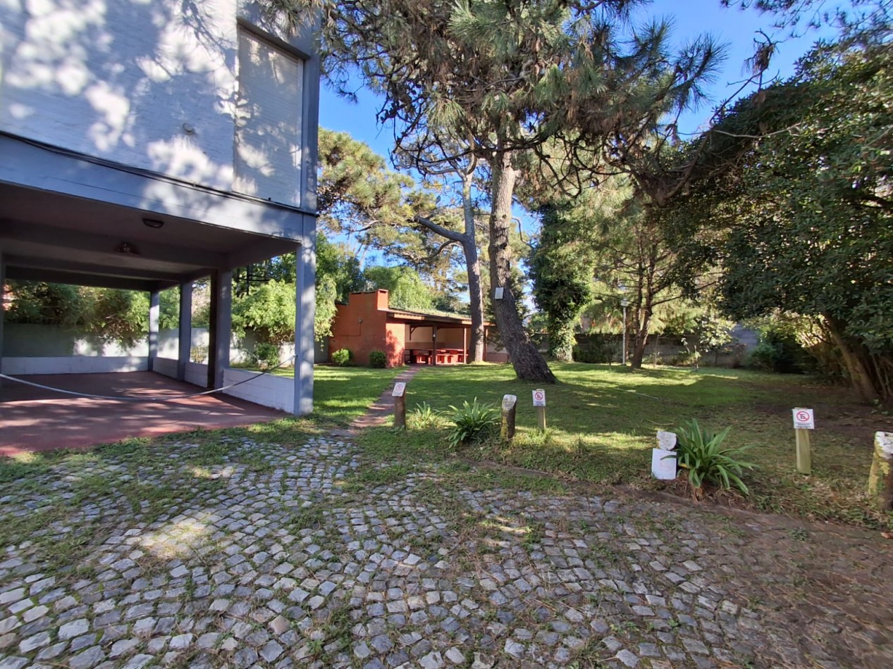 Excepcional departamento 3 ambientes con cochera en Villa Gesell barrio norte a metros del mar.