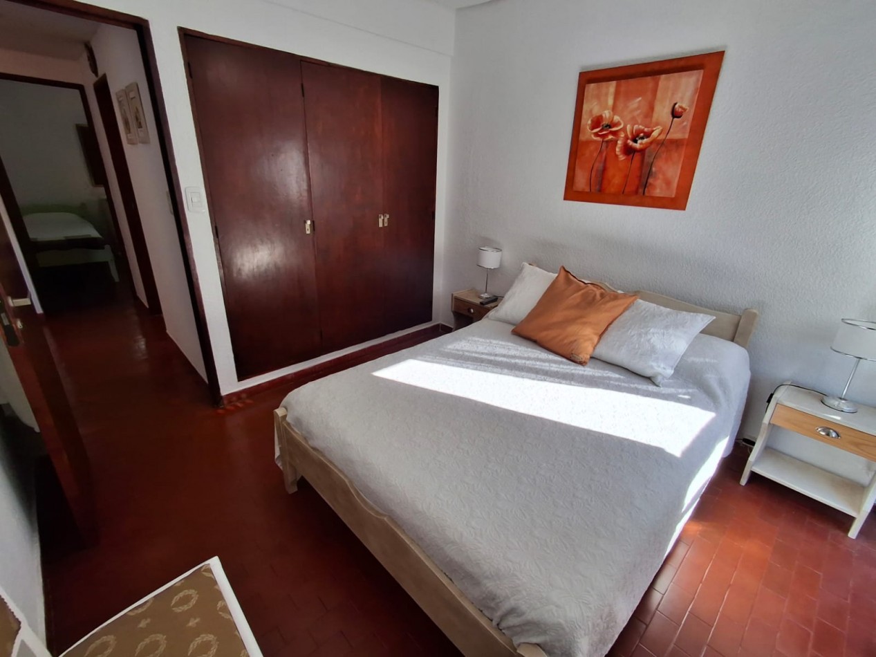 Excepcional departamento 3 ambientes con cochera en Villa Gesell barrio norte a metros del mar.