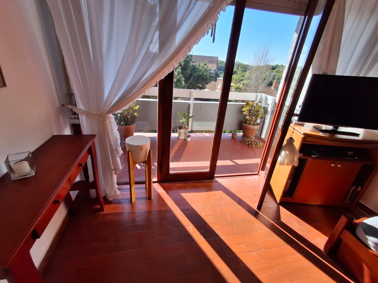 Excepcional departamento 3 ambientes con cochera en Villa Gesell barrio norte a metros del mar.