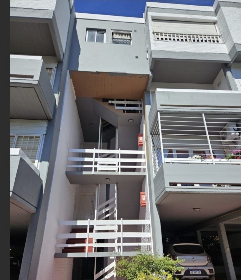 Excepcional departamento 3 ambientes con cochera en Villa Gesell barrio norte a metros del mar.