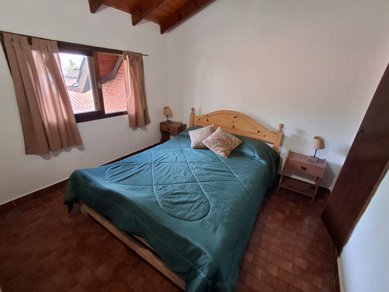 Casa en venta 4 ambientes en Villa Gesell zona centro en complejo cerrado.