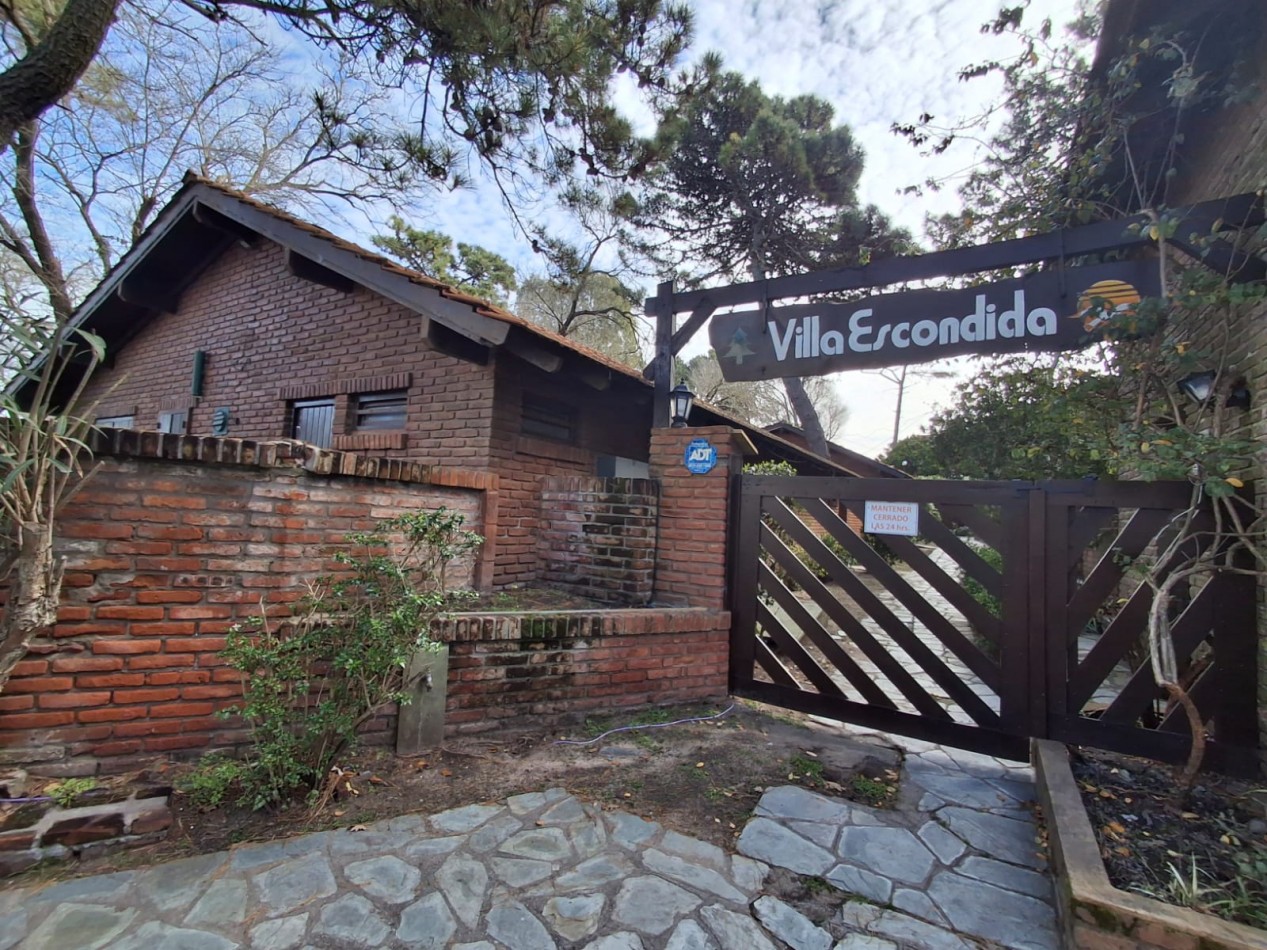 Casa en venta 4 ambientes en Villa Gesell zona centro en complejo cerrado.