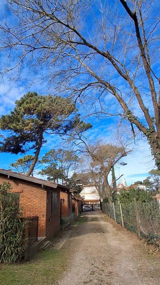 Casa en venta 4 ambientes en Villa Gesell zona centro en complejo cerrado.