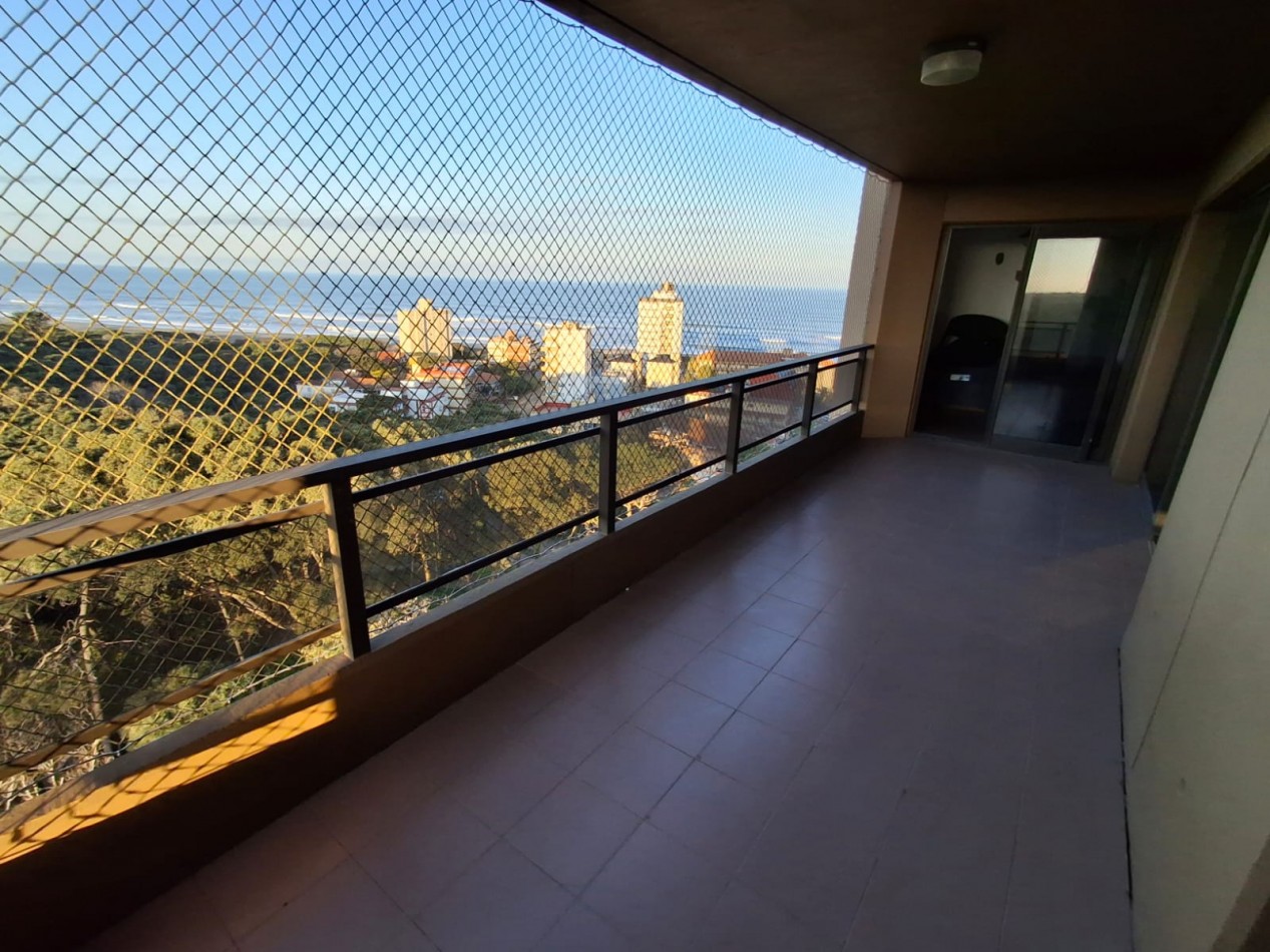 Altos del Pinar depto 4 ambientes con vista al mar y al bosque fundacional de Gesell.