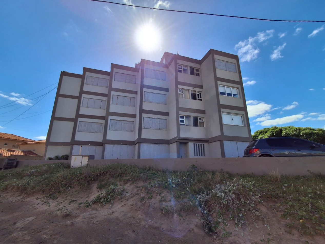 Departamento con vista al mar y cochera.