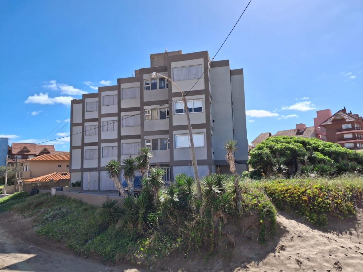Departamento con vista al mar y cochera.