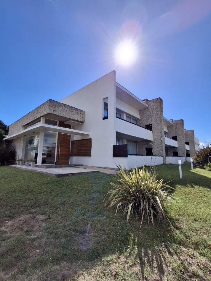 Departamento2 ambientes en venta en Las Gaviotas con cochera